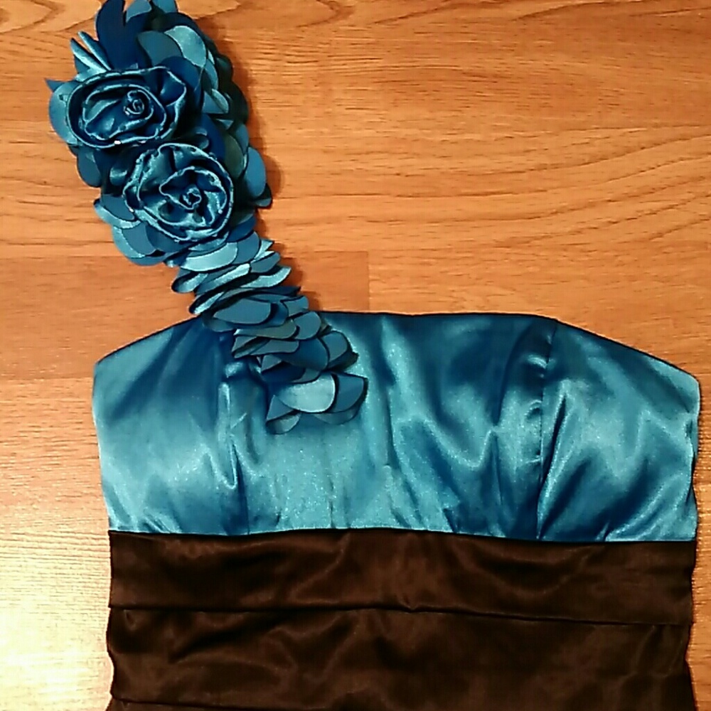 Dress - Picture 2 of 3